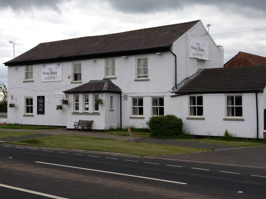 Отель The White Swan Escrick Экстерьер фото
