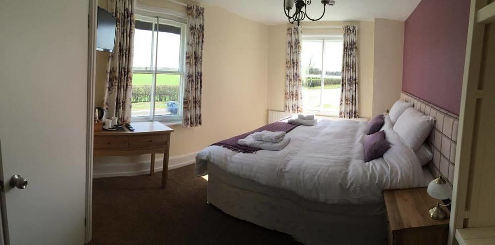 Отель The White Swan Escrick Экстерьер фото
