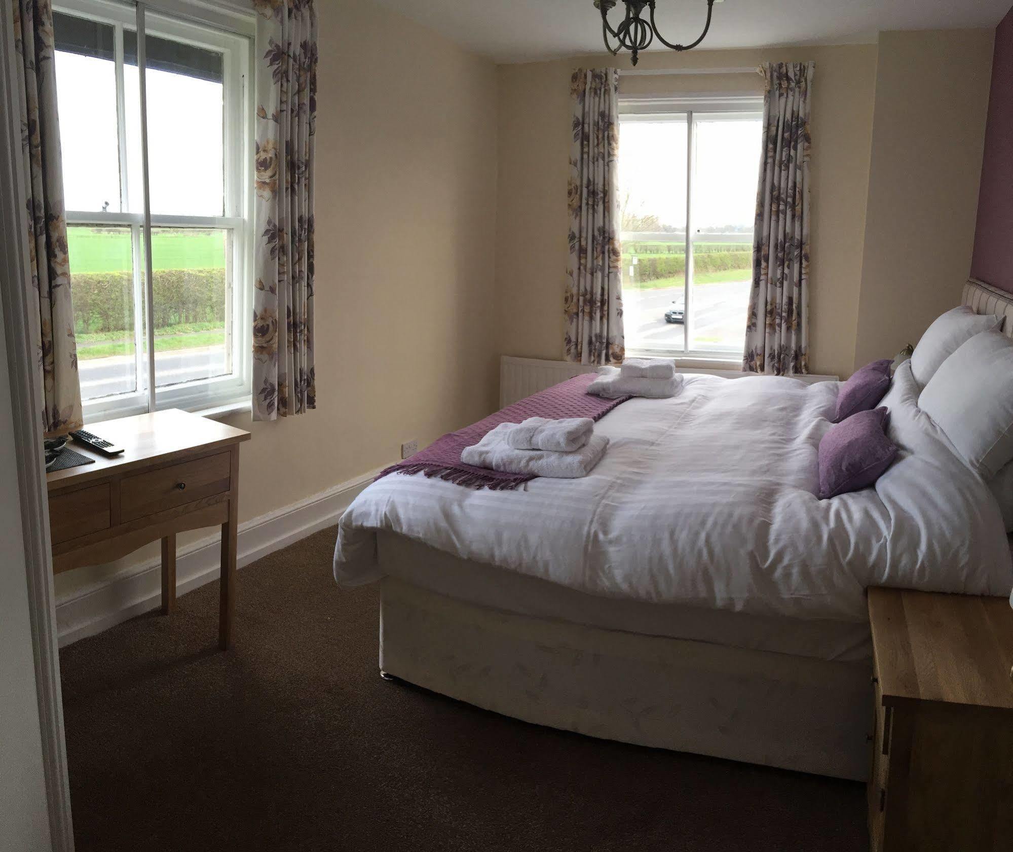Отель The White Swan Escrick Экстерьер фото