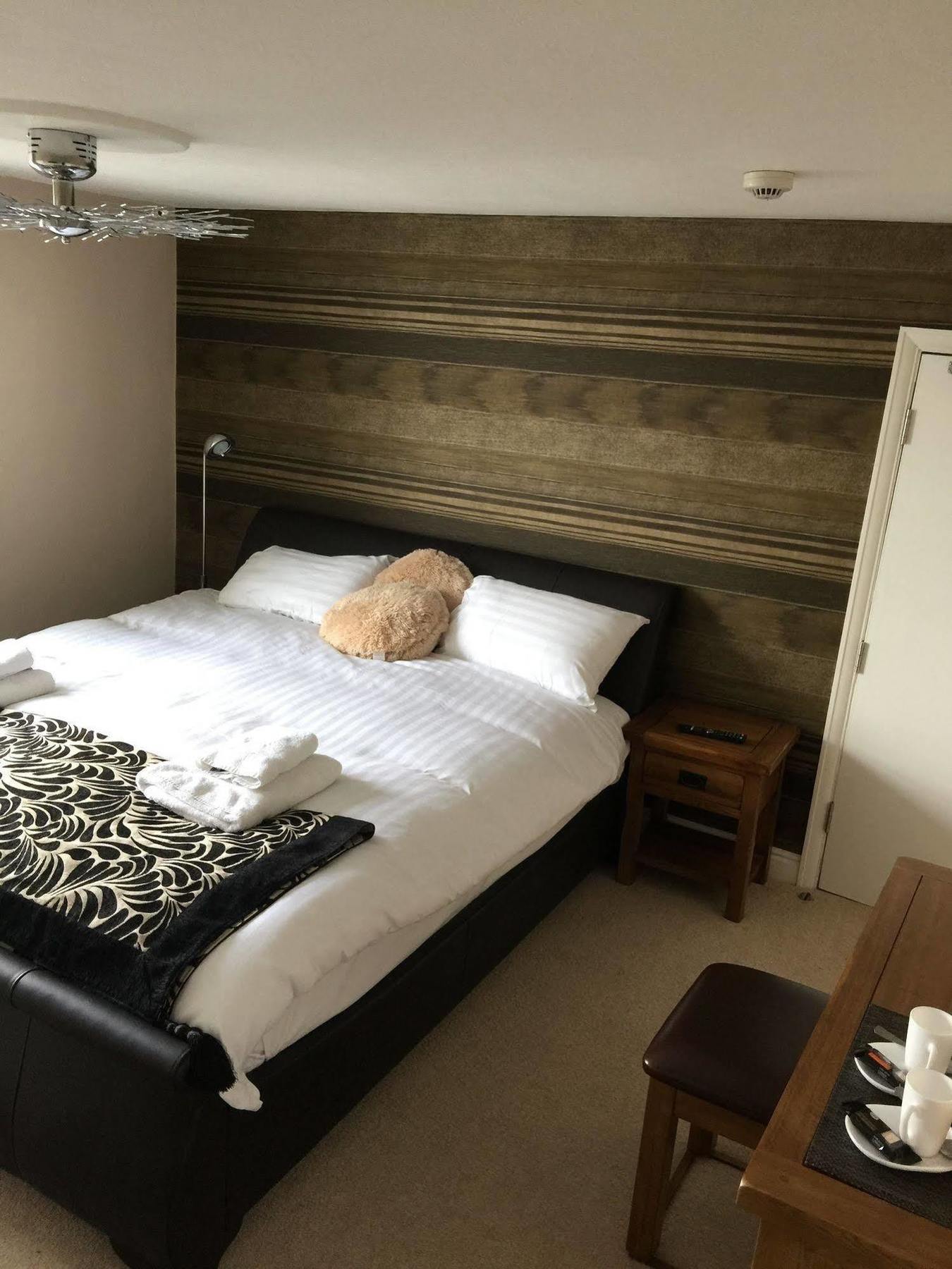Отель The White Swan Escrick Экстерьер фото