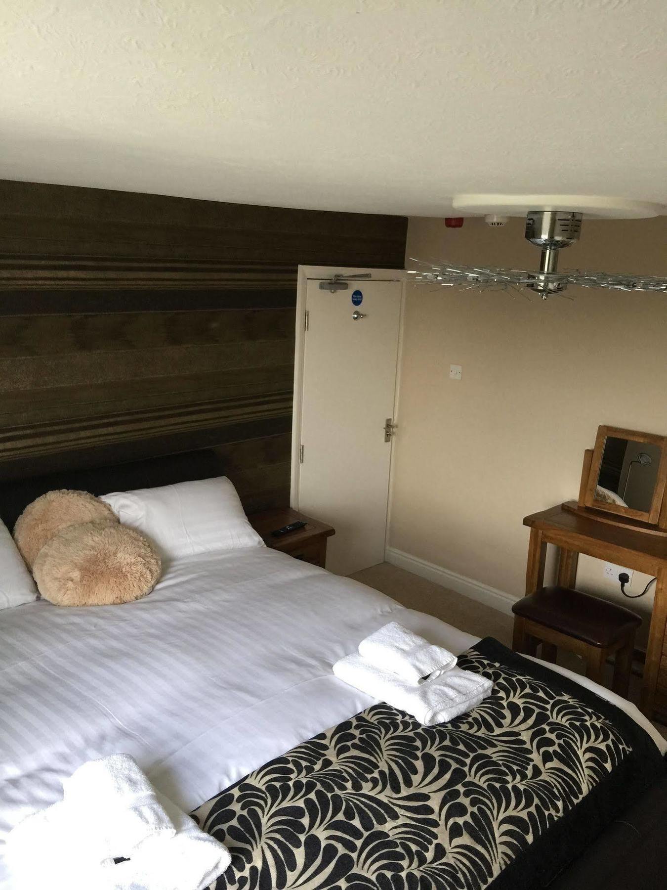 Отель The White Swan Escrick Экстерьер фото