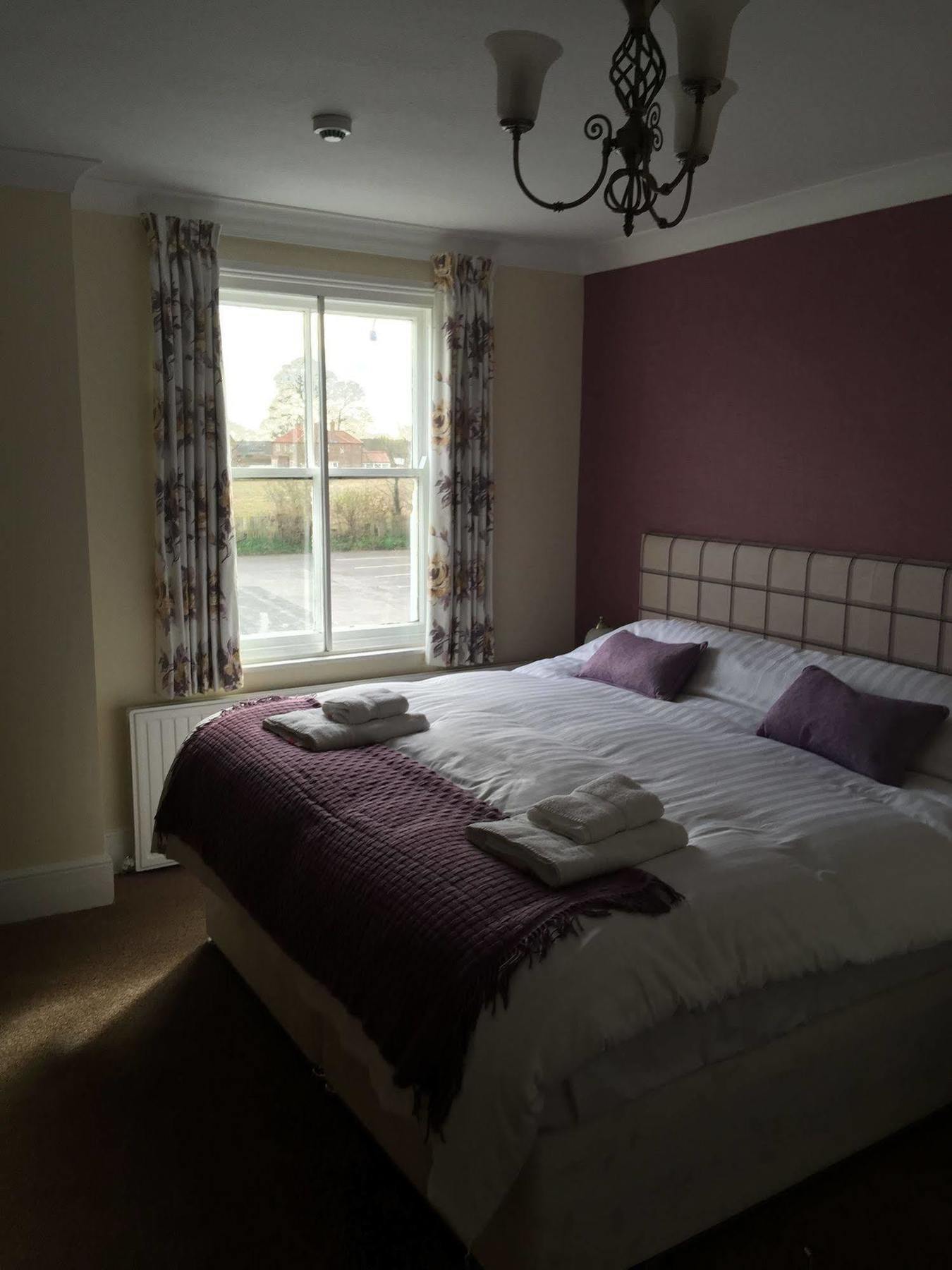 Отель The White Swan Escrick Экстерьер фото