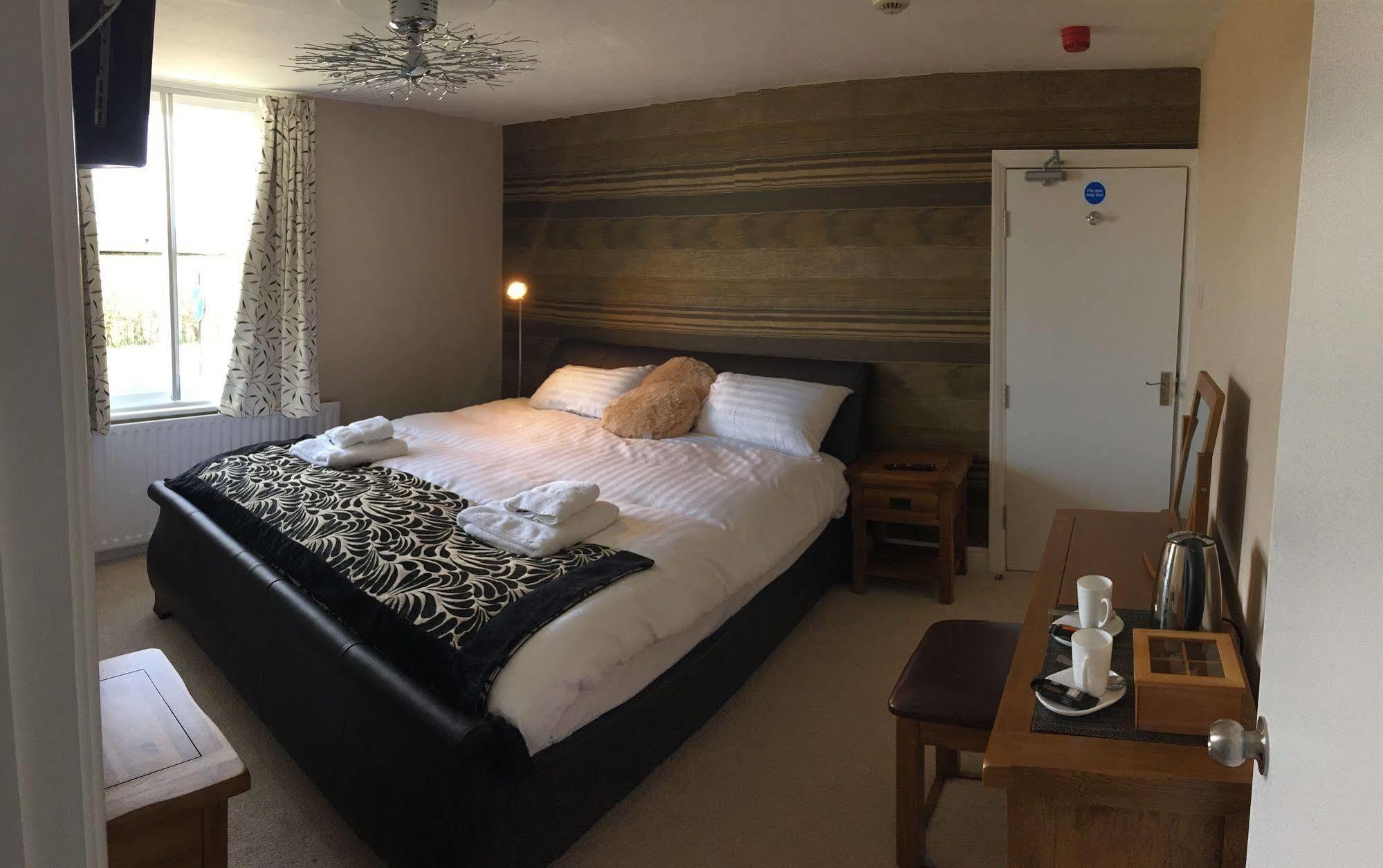 Отель The White Swan Escrick Экстерьер фото